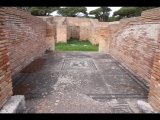08468 ostia - regio v - insula iii - caseggiato dei lottatori (v,iii,1) (haus der ringer) - vestibulum - ri norden - 01-2024.jpg